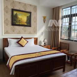 Mẫu chăn ga trắng sọc cho khách sạn 2 sao