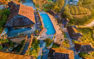 Resort mang phong cách độc đáo, riêng tư cách tân từ lớp nhà truyền thống với mái gỗ Pơ Mu, mang đậm bản sắc dân tộc Mông