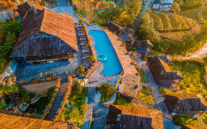 Resort mang phong cách độc đáo, riêng tư cách tân từ lớp nhà truyền thống với mái gỗ Pơ Mu, mang đậm bản sắc dân tộc Mông